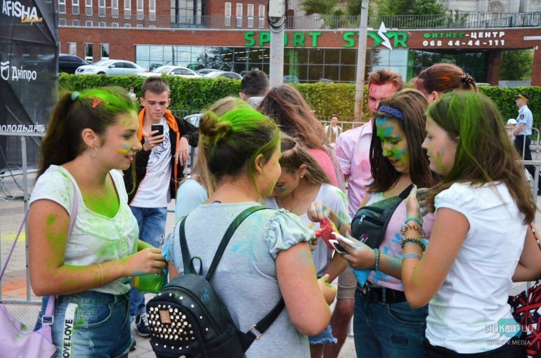 Веселье, музыка и разноцветные люди: как в Днепре прошел фестиваль красок - рис. 18