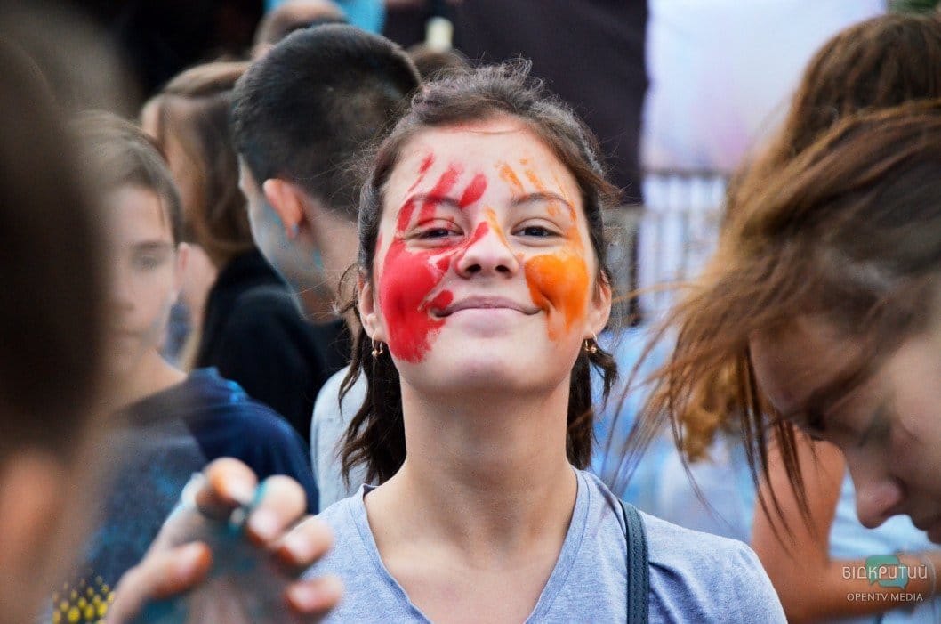 Веселье, музыка и разноцветные люди: как в Днепре прошел фестиваль красок - рис. 19