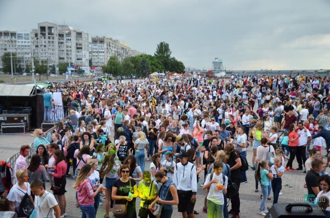 Веселье, музыка и разноцветные люди: как в Днепре прошел фестиваль красок - рис. 20