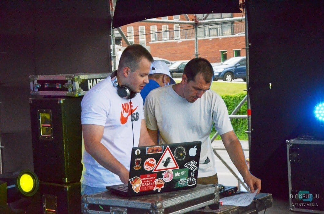 Веселье, музыка и разноцветные люди: как в Днепре прошел фестиваль красок - рис. 21