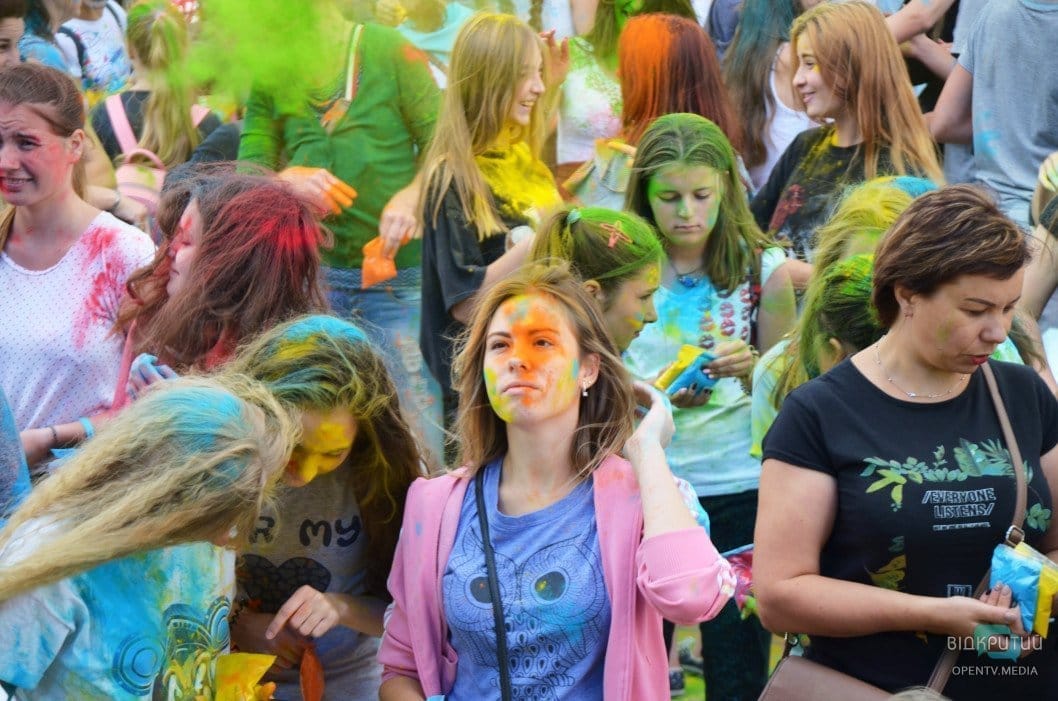Веселье, музыка и разноцветные люди: как в Днепре прошел фестиваль красок - рис. 22