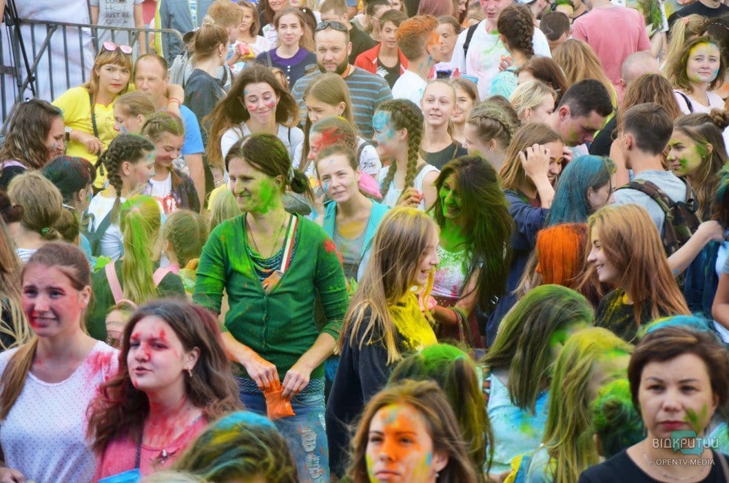 Веселье, музыка и разноцветные люди: как в Днепре прошел фестиваль красок - рис. 23
