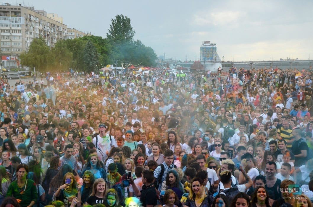 Веселье, музыка и разноцветные люди: как в Днепре прошел фестиваль красок - рис. 24
