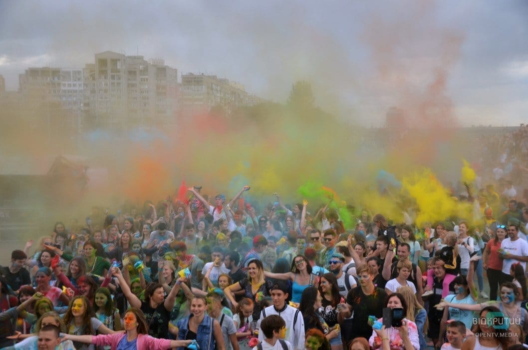 Веселье, музыка и разноцветные люди: как в Днепре прошел фестиваль красок - рис. 11