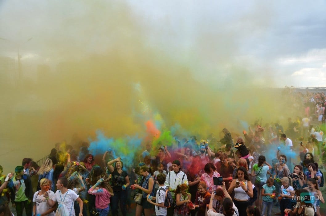 Веселье, музыка и разноцветные люди: как в Днепре прошел фестиваль красок - рис. 12