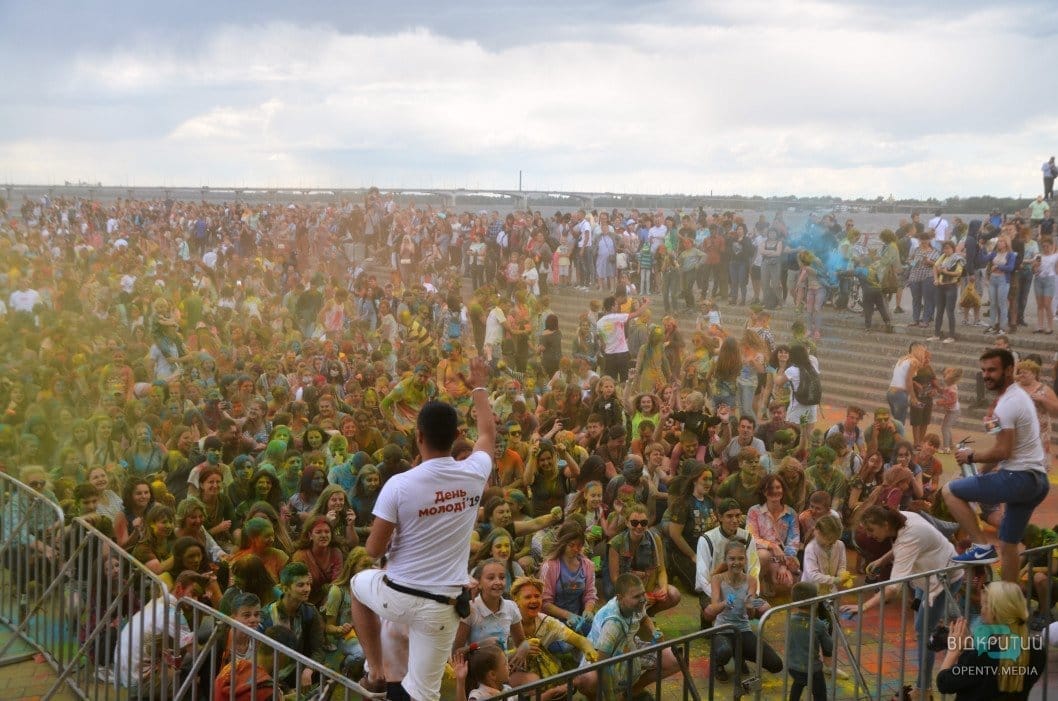 Веселье, музыка и разноцветные люди: как в Днепре прошел фестиваль красок - рис. 15