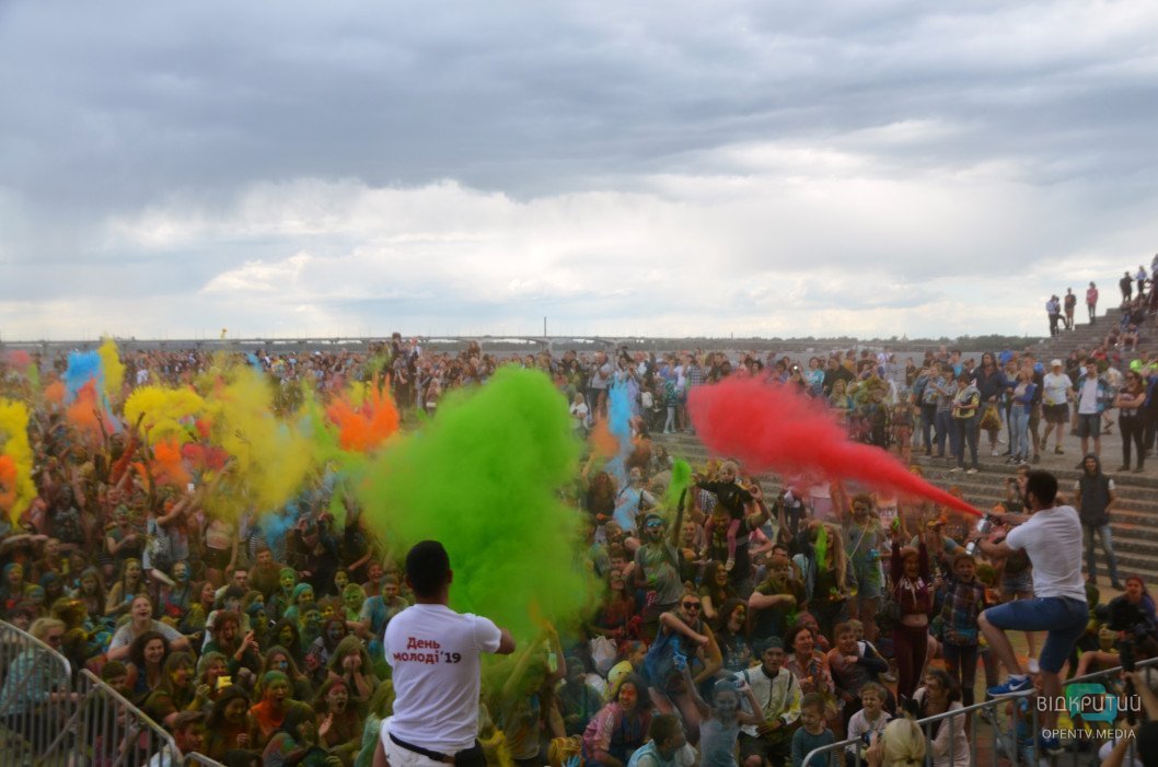 Веселье, музыка и разноцветные люди: как в Днепре прошел фестиваль красок - рис. 5