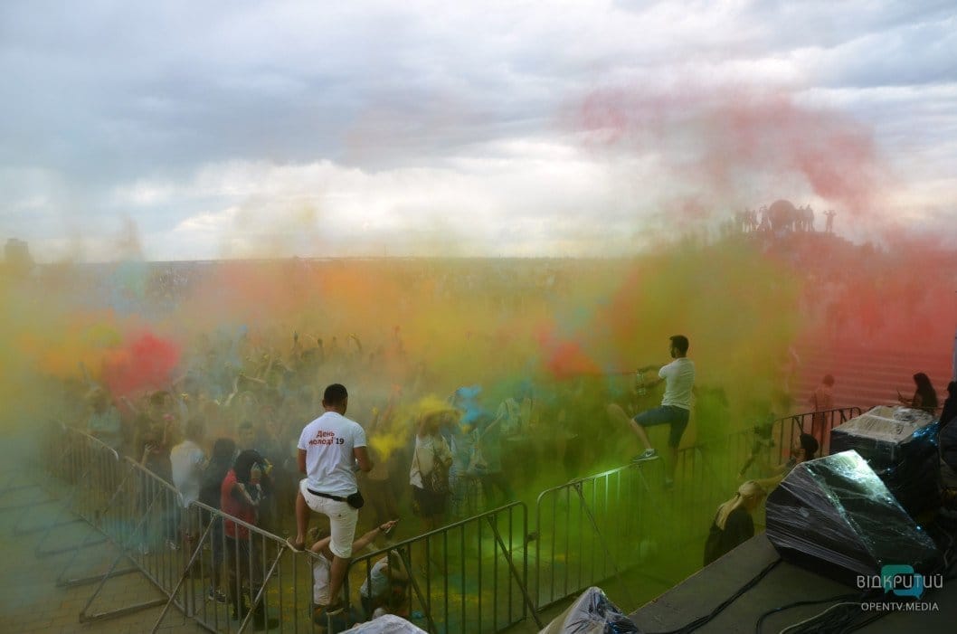 Веселье, музыка и разноцветные люди: как в Днепре прошел фестиваль красок - рис. 26