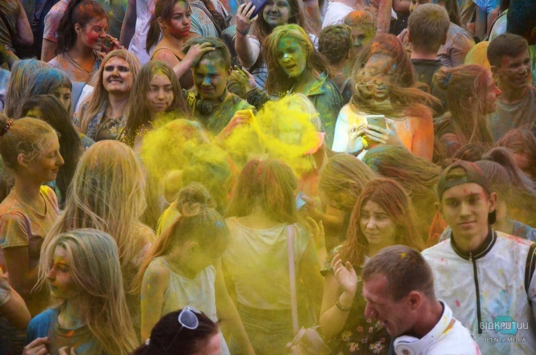 Веселье, музыка и разноцветные люди: как в Днепре прошел фестиваль красок - рис. 36