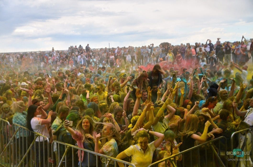Веселье, музыка и разноцветные люди: как в Днепре прошел фестиваль красок - рис. 27