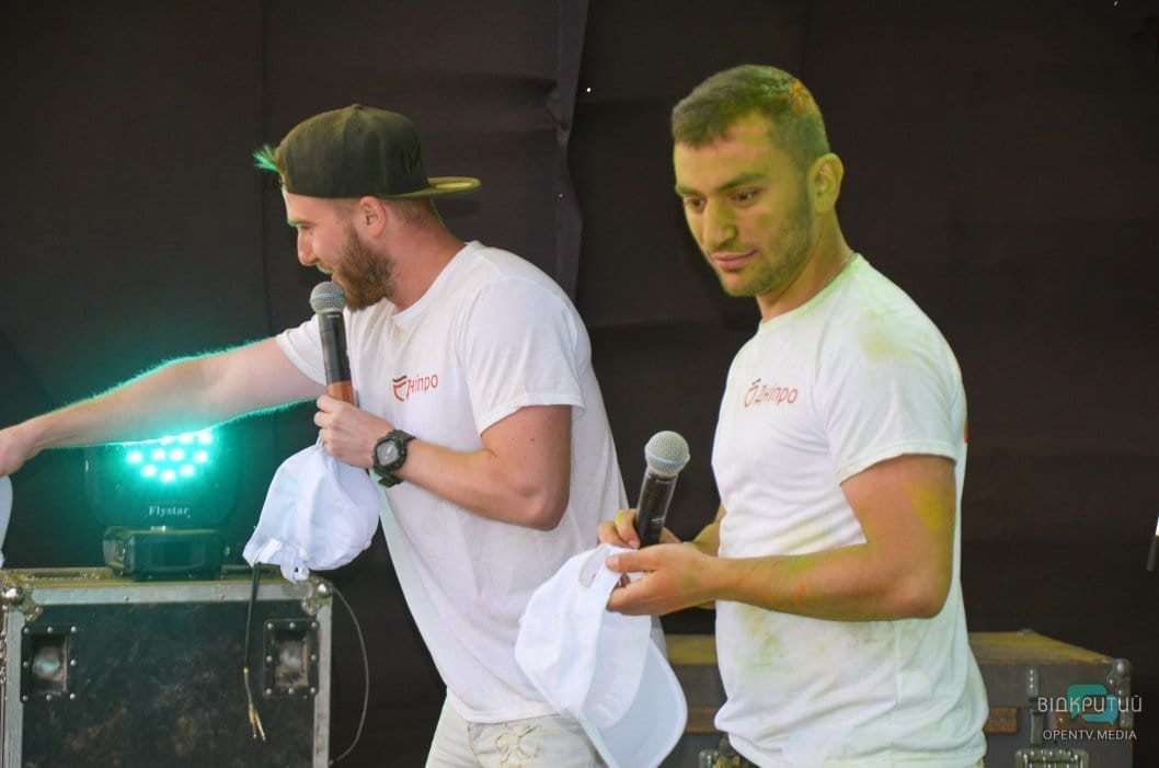 Веселье, музыка и разноцветные люди: как в Днепре прошел фестиваль красок - рис. 28