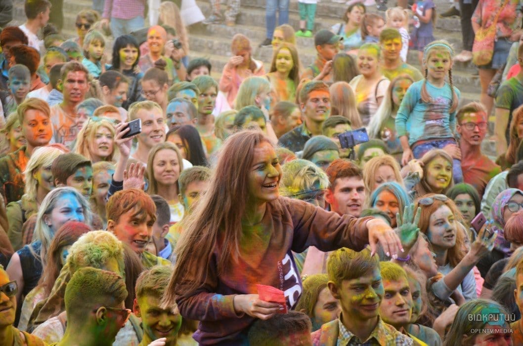 Веселье, музыка и разноцветные люди: как в Днепре прошел фестиваль красок - рис. 29