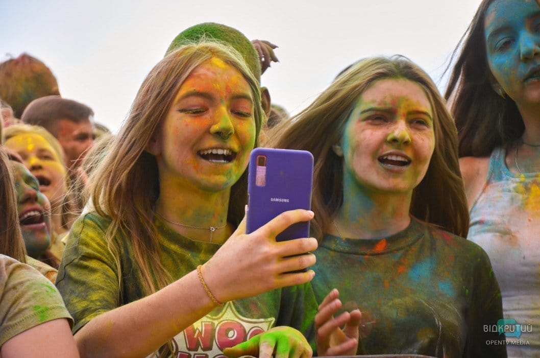 Веселье, музыка и разноцветные люди: как в Днепре прошел фестиваль красок - рис. 30