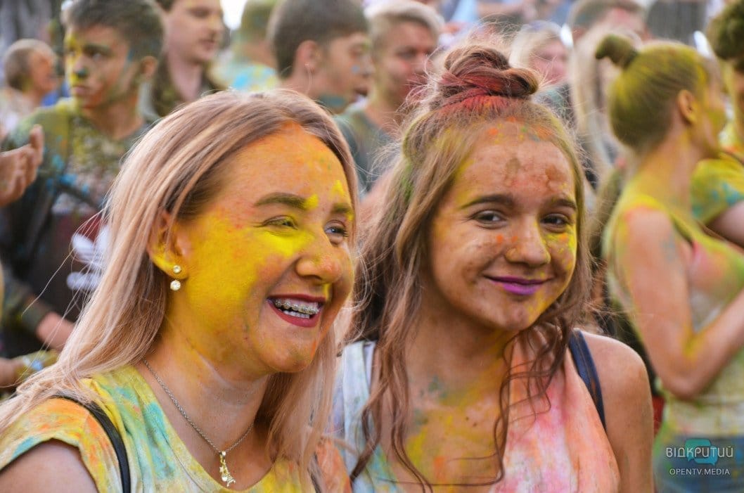 Веселье, музыка и разноцветные люди: как в Днепре прошел фестиваль красок - рис. 31