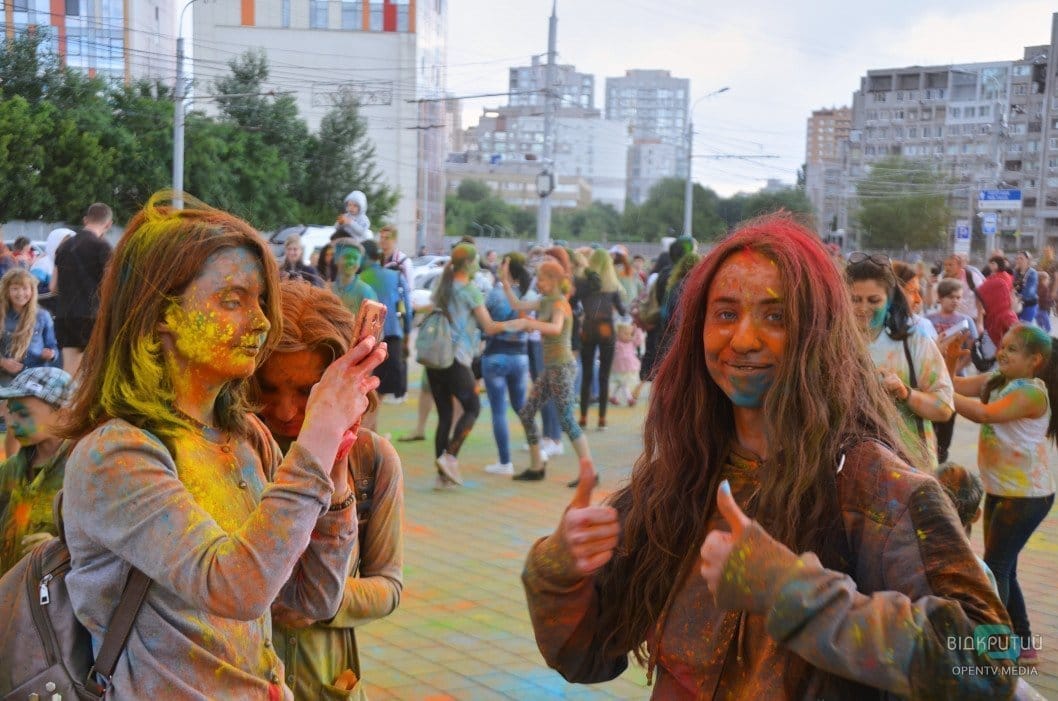 Веселье, музыка и разноцветные люди: как в Днепре прошел фестиваль красок - рис. 32