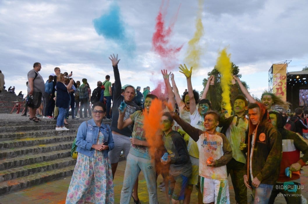 Веселье, музыка и разноцветные люди: как в Днепре прошел фестиваль красок - рис. 35