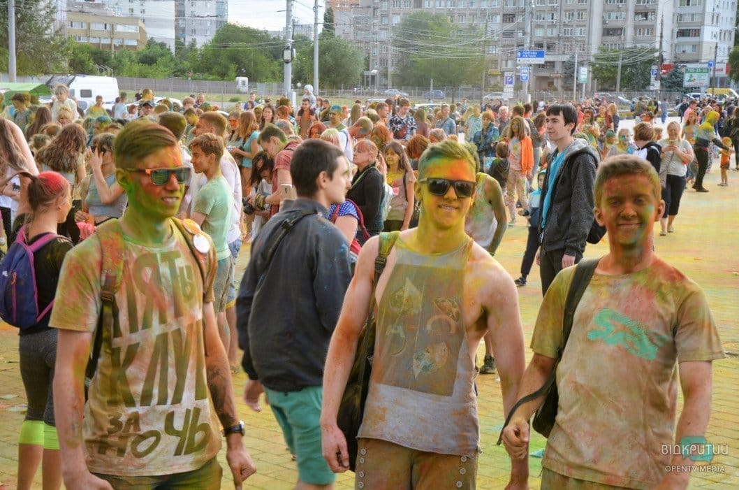 Веселье, музыка и разноцветные люди: как в Днепре прошел фестиваль красок - рис. 34