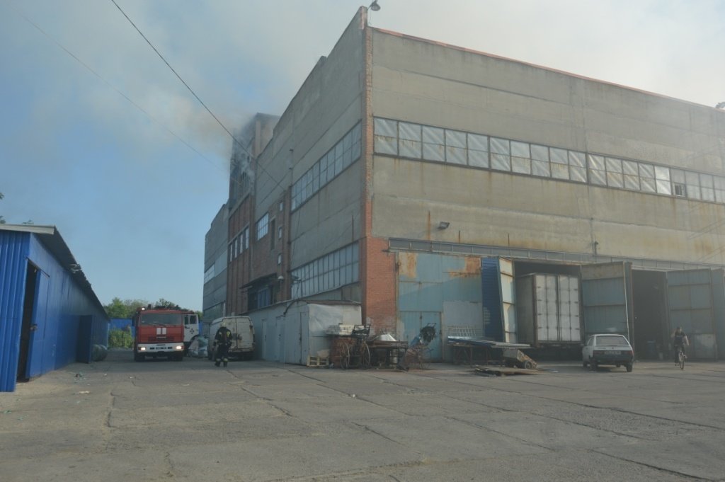 В Днепре горит завод по производству туалетной бумаги - рис. 4