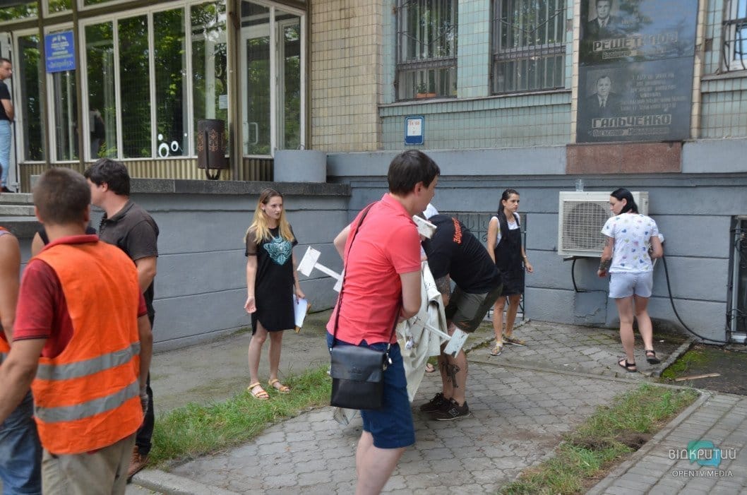 Коммунальщики снесли летнюю площадку кафе «Неизвестный Петровский» - рис. 11