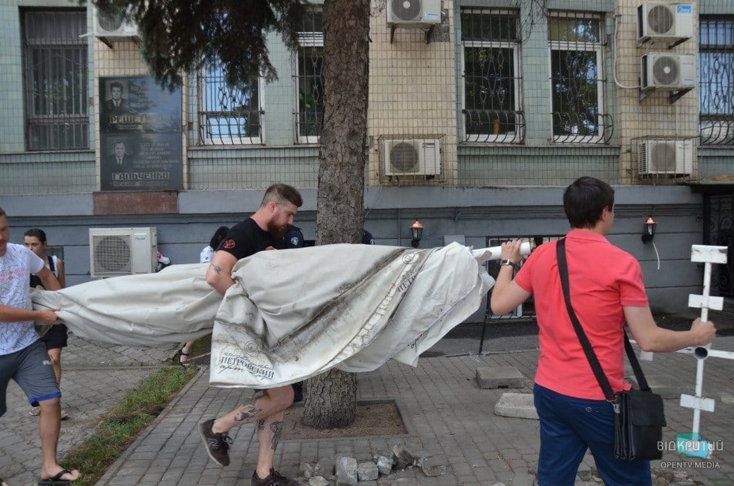 Коммунальщики снесли летнюю площадку кафе «Неизвестный Петровский» - рис. 10