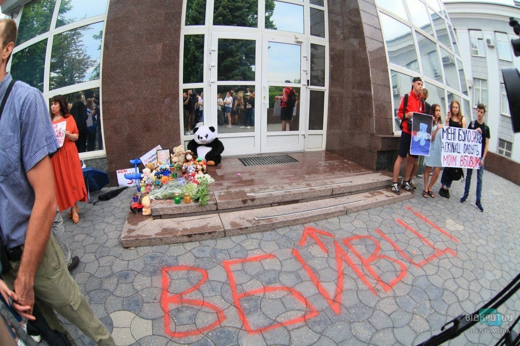 Смерть ребёнка вывела днепрян на акцию под стены областной полиции - рис. 10
