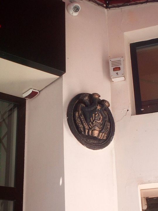 В Днепре на фасаде отеля «Украина» обнаружили коммунистическую символику - рис. 1