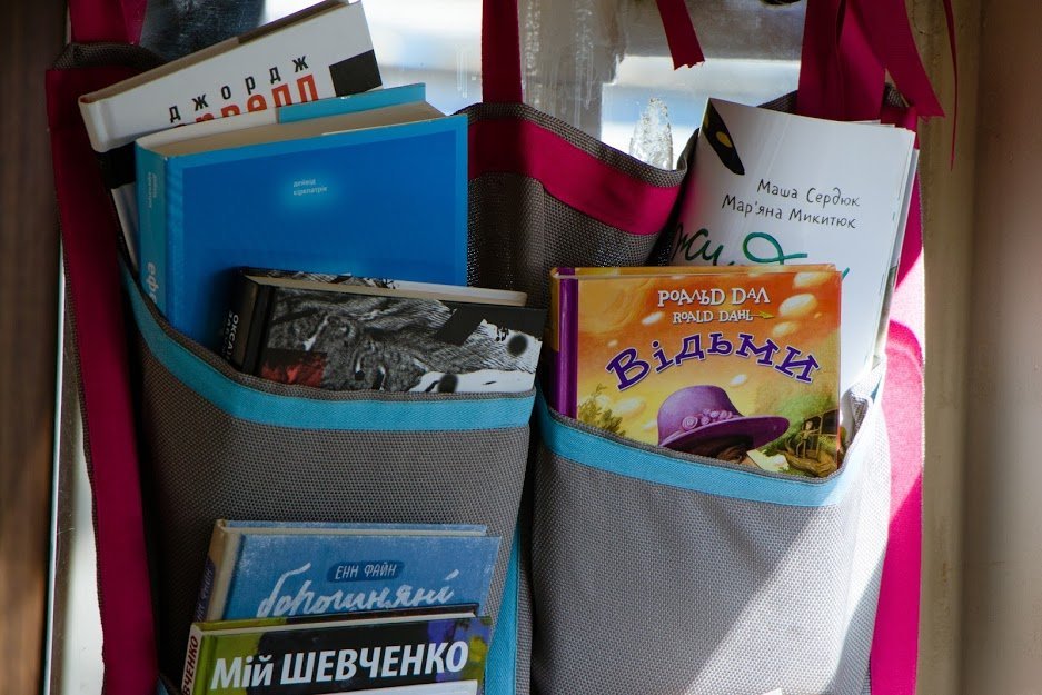 В трамваях Днепра можно взять книгу, принеся взамен свою - рис. 1