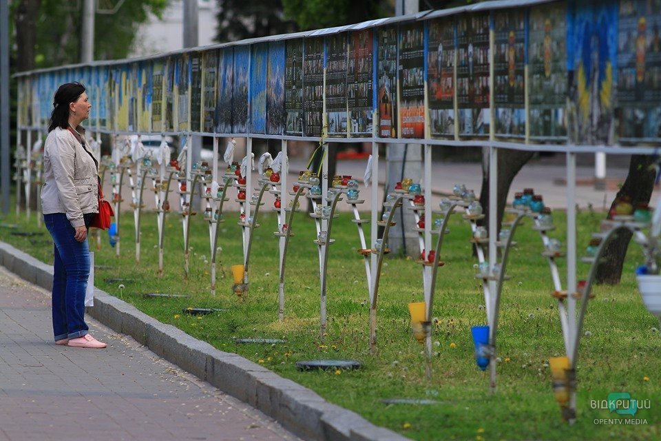 54 залпа и удара в колокол: Зеленский почтил память погибших в катастрофе Ил-76 и других защитников Украины - рис. 17