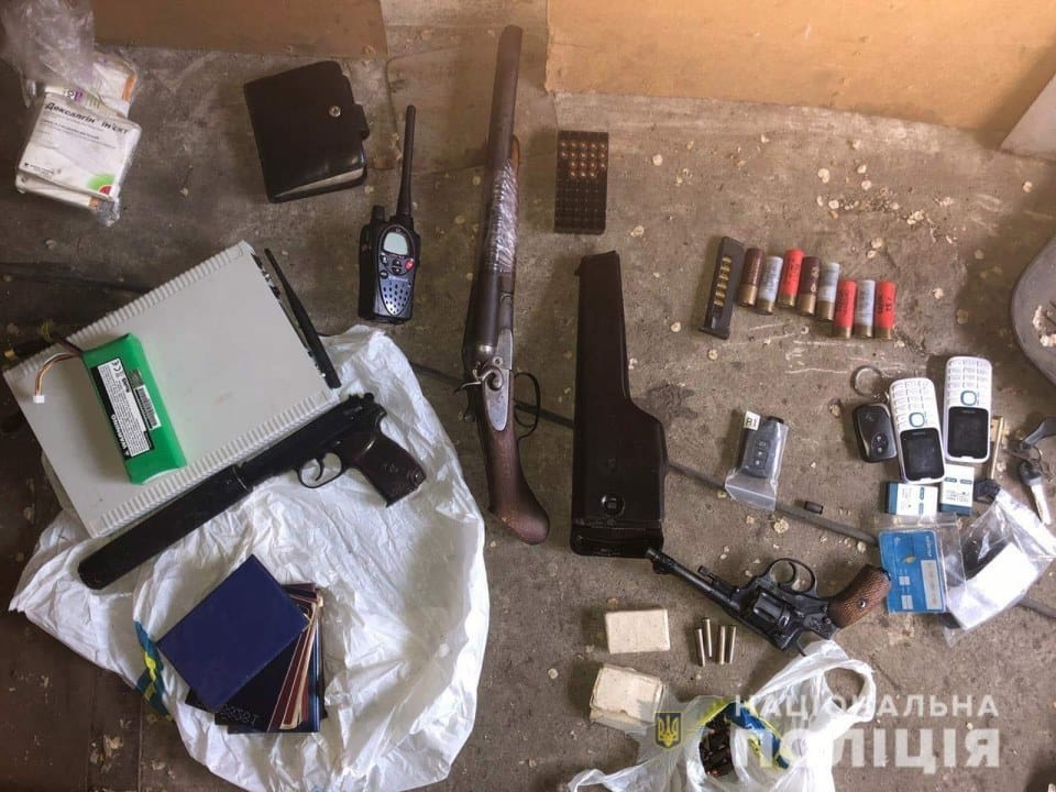 В Днепре полицейские обнаружили схрон с нелегальным оружием - рис. 22