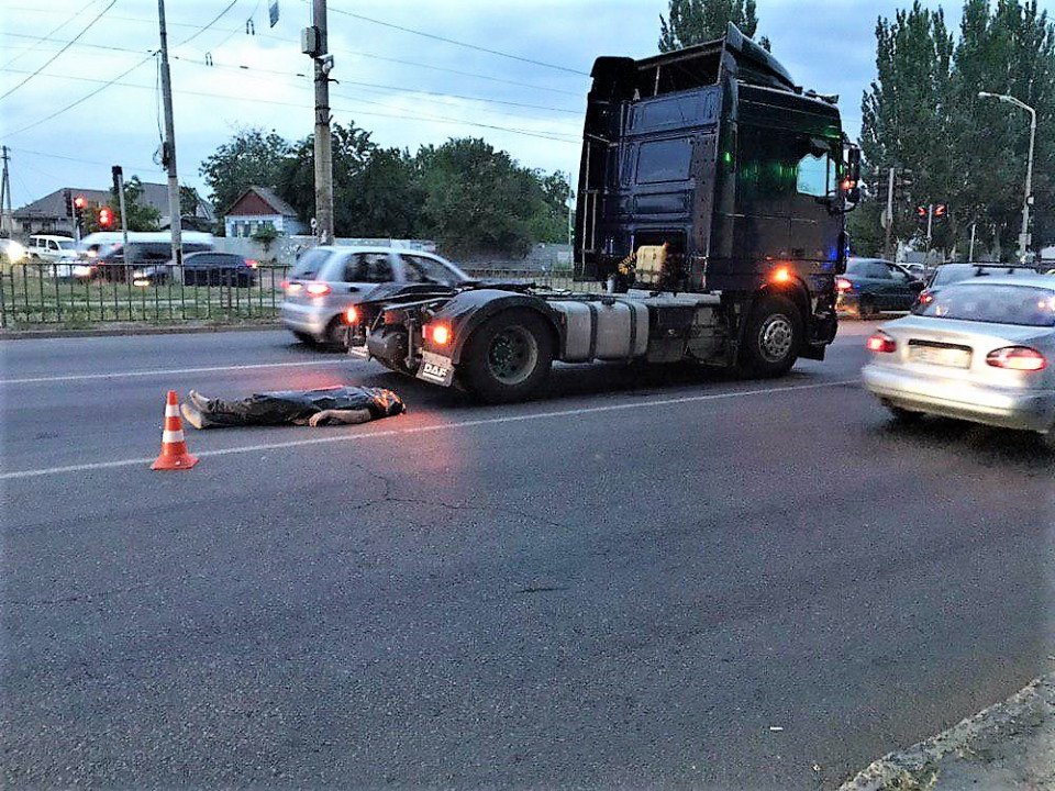 Смертельное ДТП: в Днепре на Донецком шоссе грузовик сбил двоих мужчин - рис. 1