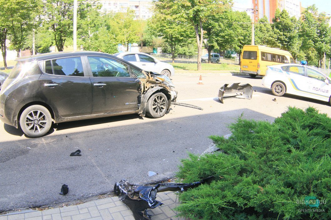 В Днепре на Рабочей мотоцикл «влетел» в автомобиль Nissan: водитель погиб, пассажир в больнице - рис. 2