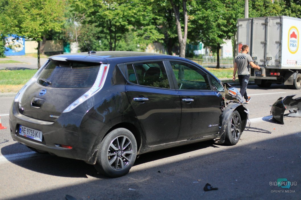 В Днепре на Рабочей мотоцикл «влетел» в автомобиль Nissan: водитель погиб, пассажир в больнице - рис. 7