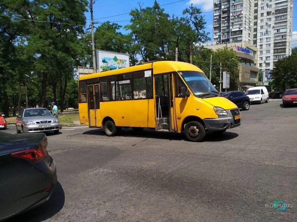 В Днепре на улице Гоголя маршрутка наехала на женщину - рис. 2