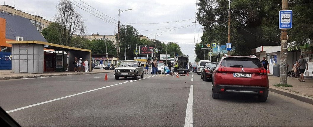 В Днепре на Тополе автомобиль ВАЗ сбил пожилую женщину - рис. 1