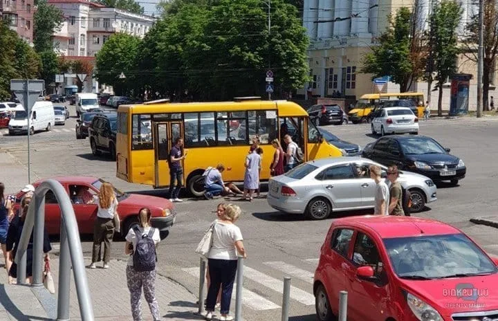 В Днепре на улице Гоголя маршрутка наехала на женщину - рис. 1