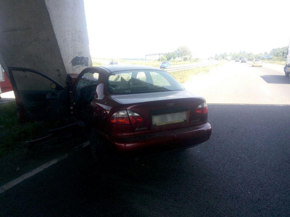 В Днепре на Донецком шоссе автомобиль Daewoo «влетел» в бетонную опору - рис. 2