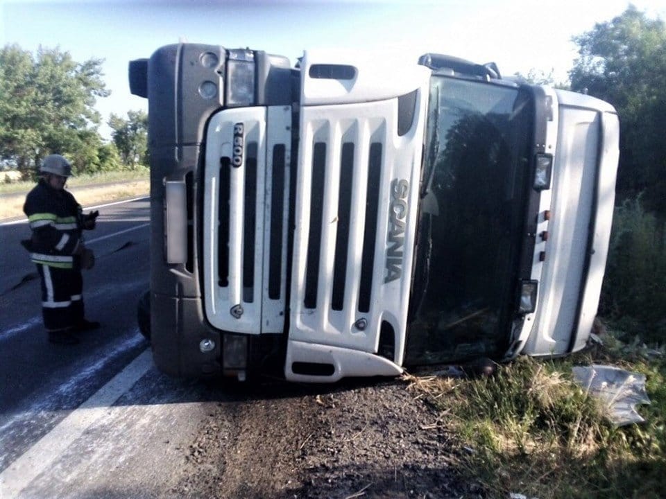 В Днепропетровской области грузовик врезался в отбойник и перевернулся: водитель погиб - рис. 1