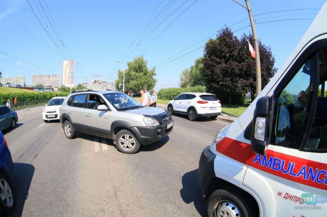 В Днепре на набережной мотоциклист врезался в Hyundai: образовалась огромная пробка - рис. 2