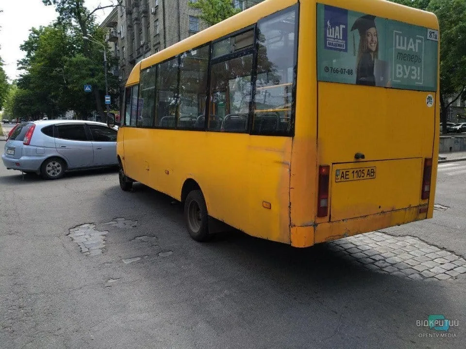 В Днепре на улице Гоголя маршрутка наехала на женщину - рис. 4