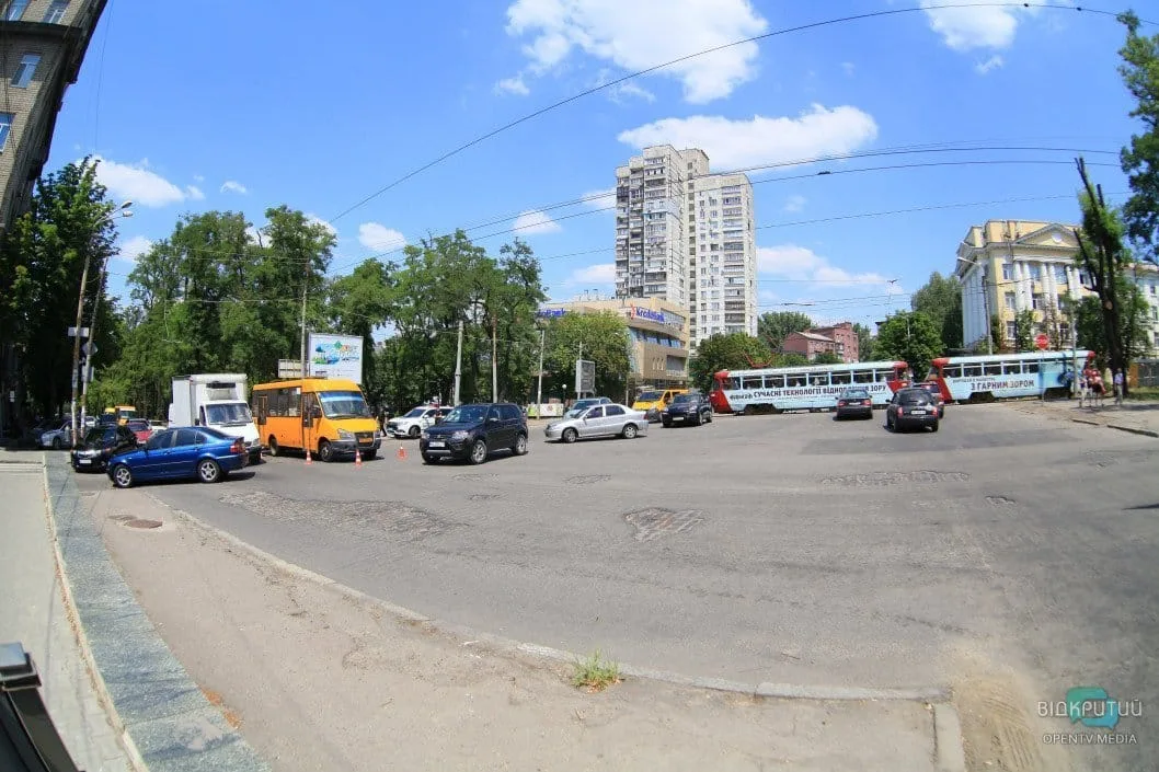 В Днепре на улице Гоголя маршрутка наехала на женщину - рис. 8