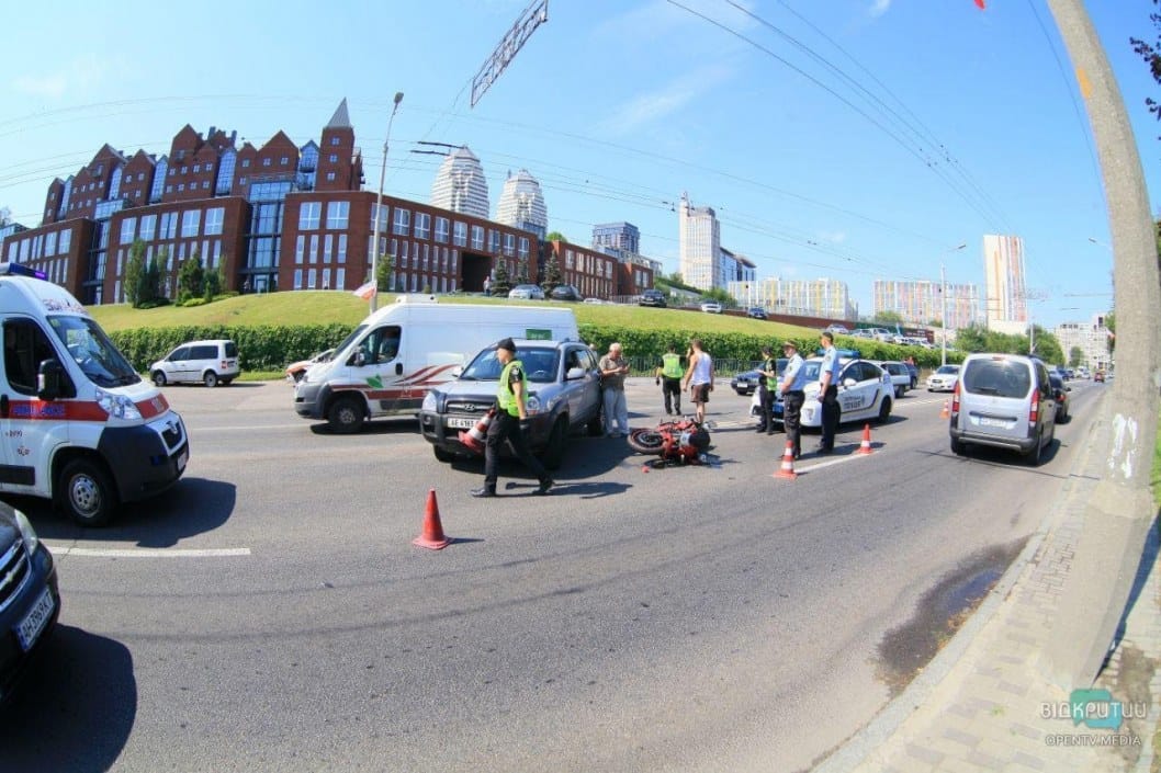 В Днепре на набережной мотоциклист врезался в Hyundai: образовалась огромная пробка - рис. 3