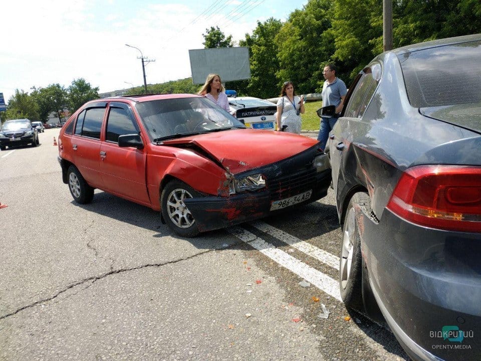 В Днепре на Космической столкнулись Opel и Volkswagen: есть пострадавшие - рис. 20