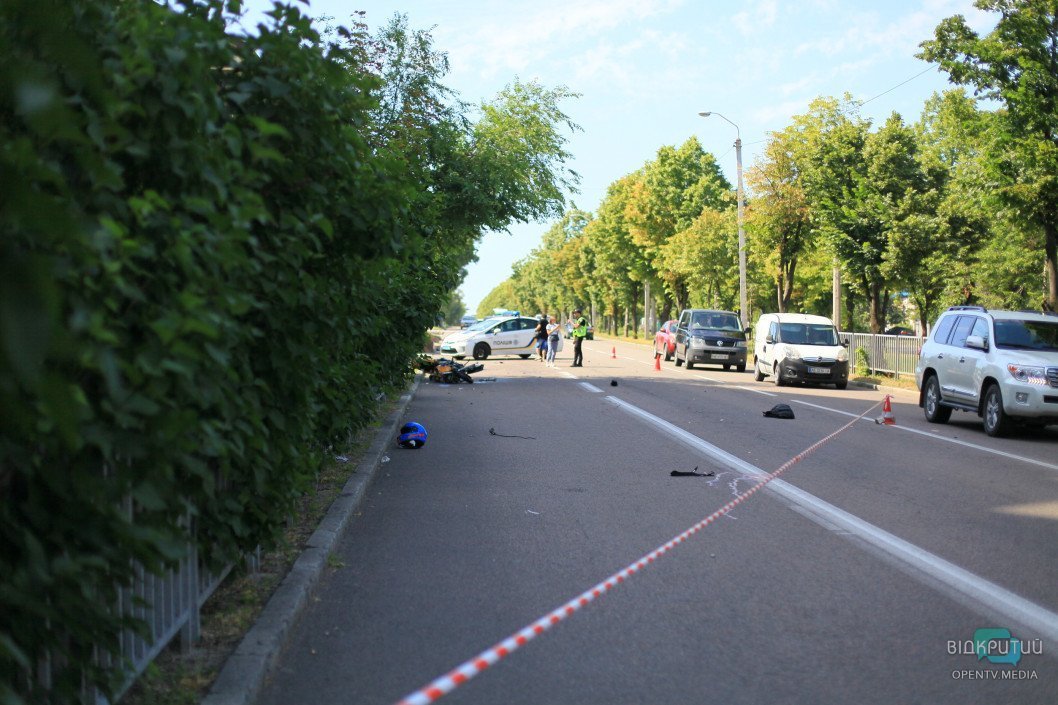 В Днепре на Рабочей мотоцикл «влетел» в автомобиль Nissan: водитель погиб, пассажир в больнице - рис. 5