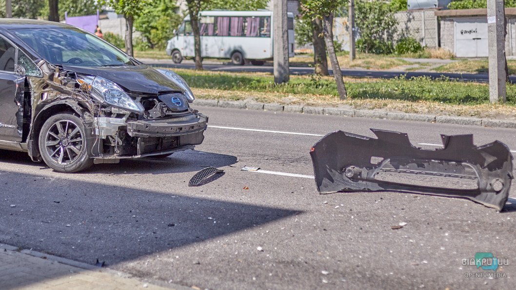 В Днепре на Рабочей мотоцикл «влетел» в автомобиль Nissan: водитель погиб, пассажир в больнице - рис. 9