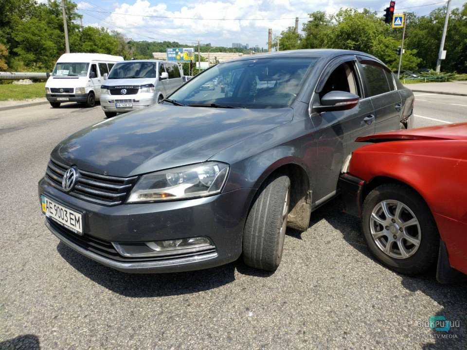 В Днепре на Космической столкнулись Opel и Volkswagen: есть пострадавшие - рис. 3