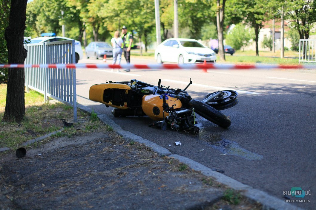 В Днепре на Рабочей мотоцикл «влетел» в автомобиль Nissan: водитель погиб, пассажир в больнице - рис. 6
