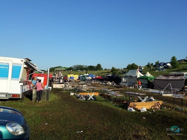 В Днепропетровской области на фестивале KOZAK Fest погиб мужчина, более 100 человек стали заложниками непогоды - рис. 3
