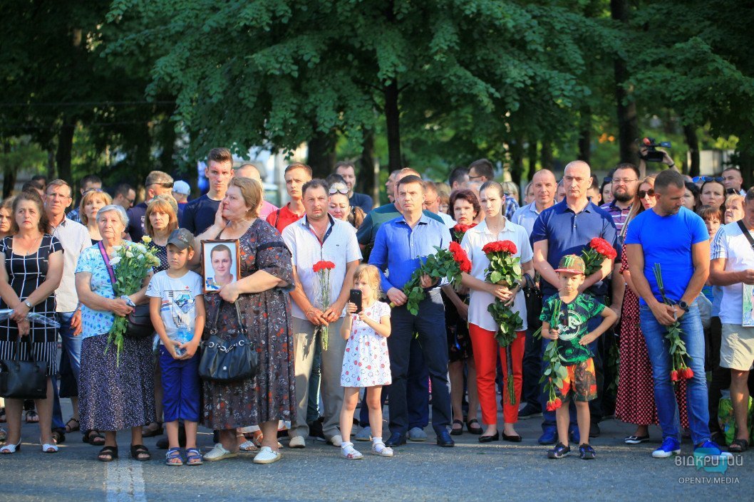 Слезы и раны в сердцах: в Днепре почтили память погибших в катастрофе Ил-76 - рис. 18