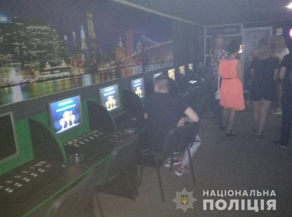 В пригороде Днепра полицейские «накрыли» зал игровых автоматов - рис. 1