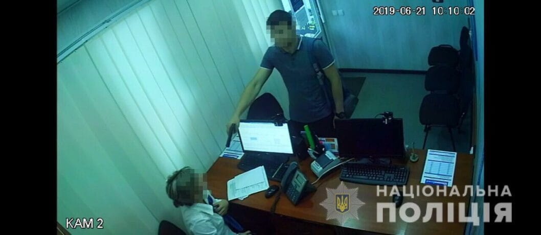 Кредит без возврата: в Днепре парень с пистолетом пытался ограбить финансовое учреждение - рис. 1